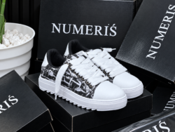 Paire de sneakers NUMERIS noir et blanc sur boîtes NUMERIS